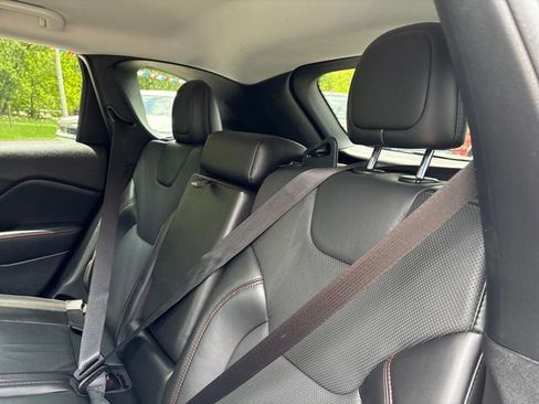 Used 2019 Jeep Cherokee Trailhawk AWD/4WD image 24