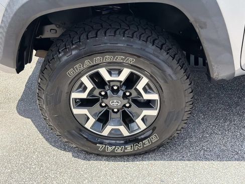 Used 2019 Toyota Tacoma TRD Off-Road AWD/4WD image 11
