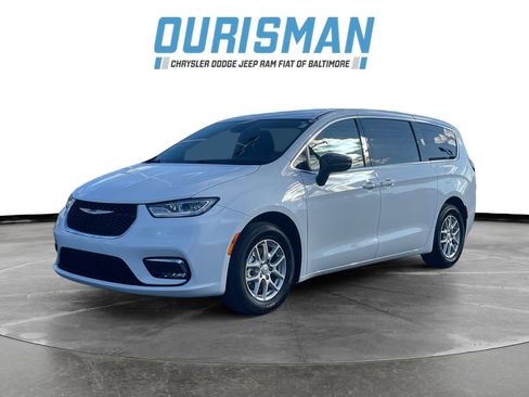 Used 2025 Chrysler Pacifica Select image 2