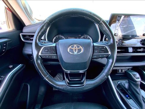 Used 2020 Toyota Highlander Limited FWD image 6
