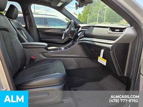 Used 2025 Jeep Grand Cherokee L Altitude AWD/4WD image 17