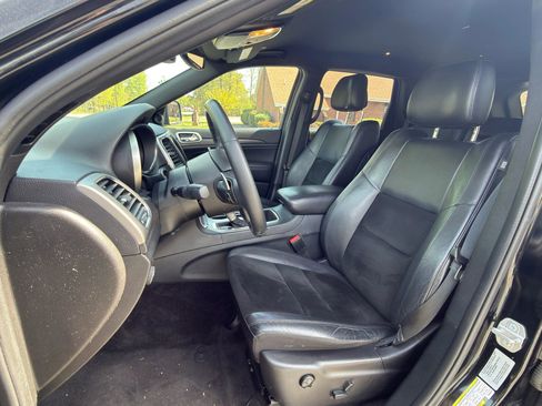 Used 2017 Jeep Grand Cherokee Altitude image 2