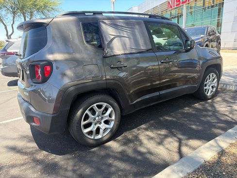 Used 2017 Jeep Renegade Latitude FWD image 4