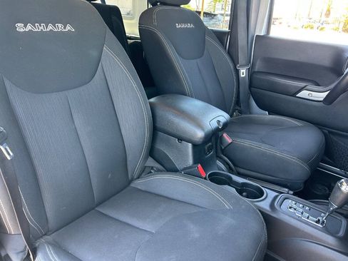 Used 2016 Jeep Wrangler Unlimited Sahara w/ Connectivity Group AWD/4WD image 11