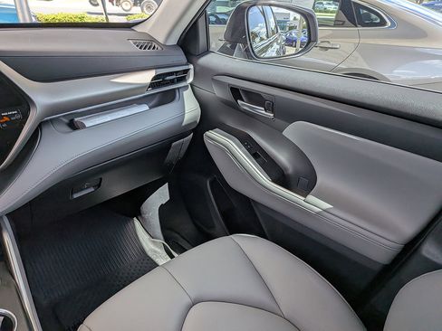 Used 2023 Toyota Highlander XLE FWD image 31