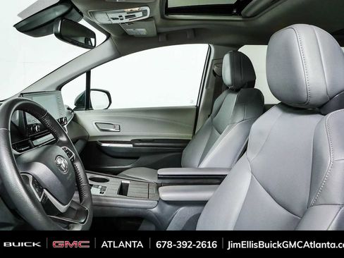 Used 2024 Toyota Sienna XLE FWD image 5