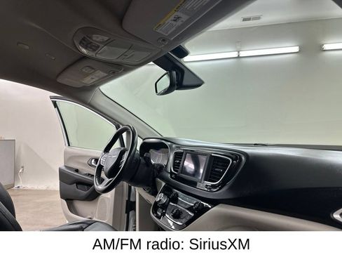 Used 2020 Chrysler Pacifica Touring-L FWD image 19