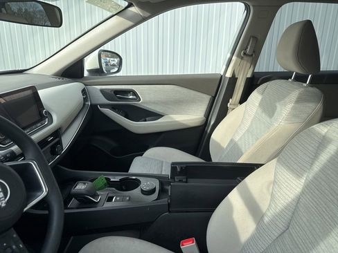 Used 2023 Nissan Rogue SV image 9