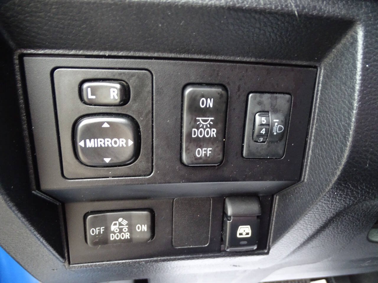 Used 2016 Toyota Tundra CrewMax w/ TRD Off-Road Pkg AWD/4WD image 21