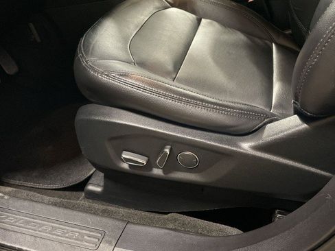 Used 2018 Ford Explorer XLT w/ Equipment Group 202A AWD/4WD image 13