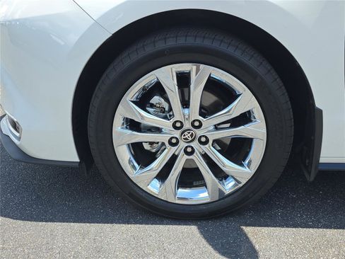 Used 2024 Toyota Sienna Platinum image 8