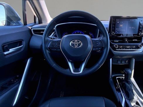 Used 2022 Toyota Corolla Cross XLE w/ Convenience Package FWD image 5
