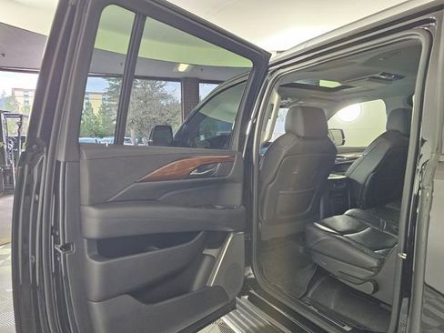 Used 2019 Cadillac Escalade ESV Luxury image 18