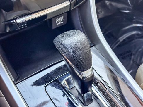Used 2017 Honda Accord LX image 25