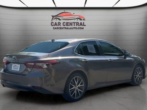Used 2021 Toyota Camry XLE FWD image 5