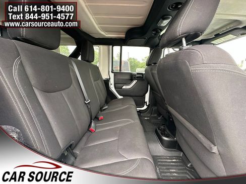 Used 2017 Jeep Wrangler Unlimited Sahara w/ Connectivity Group AWD/4WD image 24