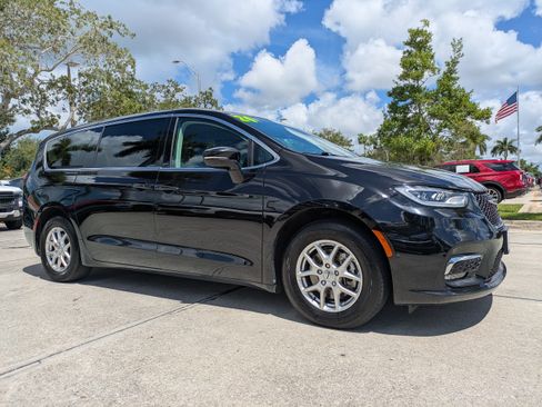 Used 2024 Chrysler Pacifica Touring-L FWD image 2