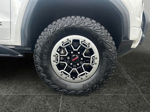 Used 2023 GMC Canyon AT4X w/ Edition 1 AWD/4WD image 9