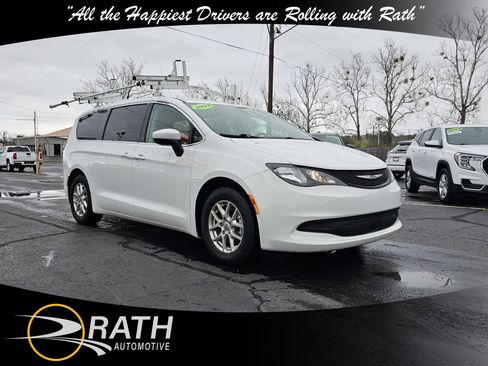 Used 2022 Chrysler Voyager LX image 4