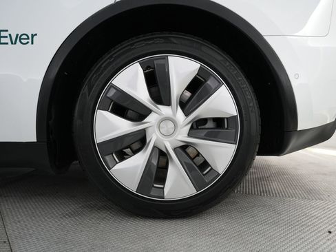 Used 2022 Tesla Model Y Long Range image 9