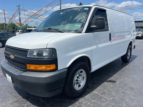 Used 2018 Chevrolet Express 3500 w/ Driver Convenience Package image 3