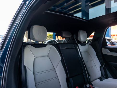 Certified 2025 Porsche Cayenne AWD/4WD image 38