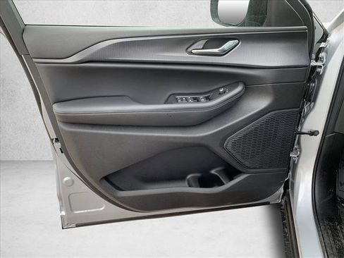 New 2025 Jeep Grand Cherokee Altitude image 9