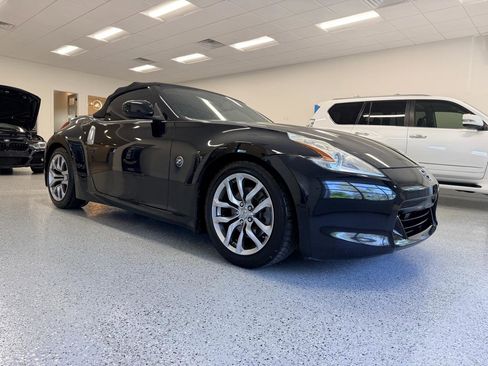 Used 2010 Nissan 370Z Touring RWD image 10
