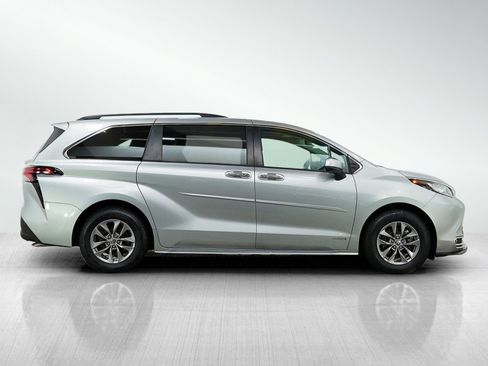 Used 2021 Toyota Sienna XLE AWD/4WD image 6