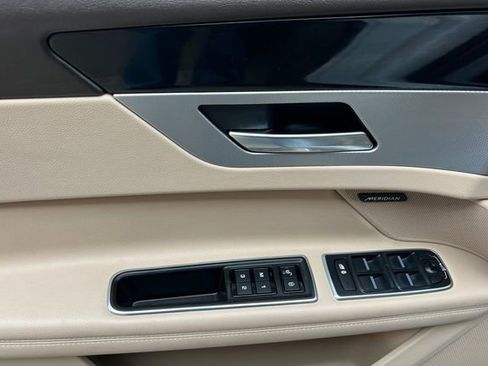 Used 2020 Jaguar XF Prestige image 11