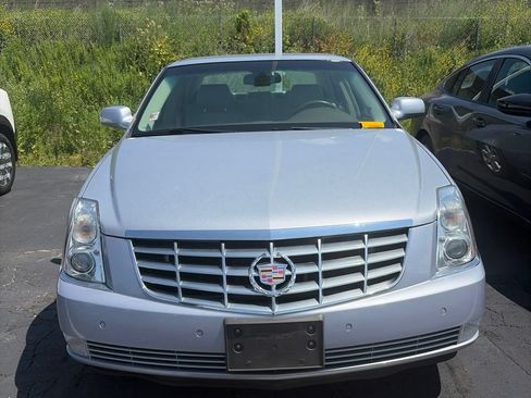 Used 2006 Cadillac DTS w/ Trunk Convenience Package FWD image 1