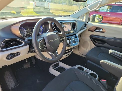 Used 2023 Chrysler Voyager LX FWD image 14