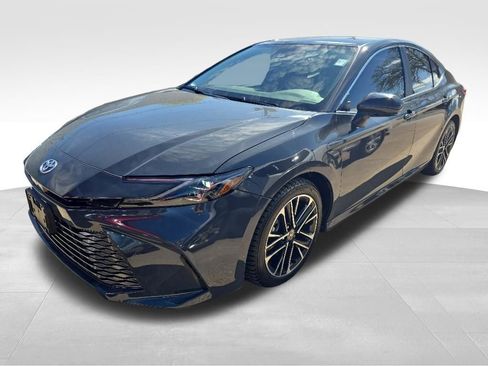 Used 2025 Toyota Camry XLE FWD image 3