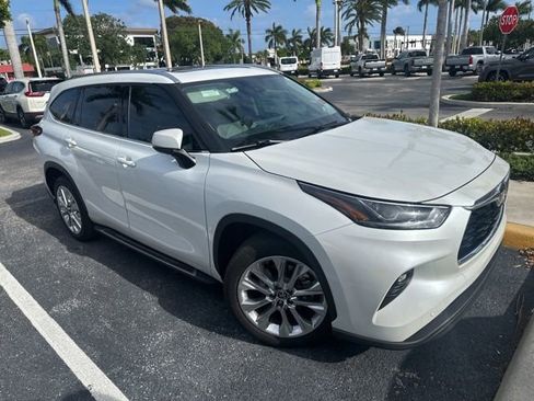 Used 2023 Toyota Highlander Limited FWD image 5