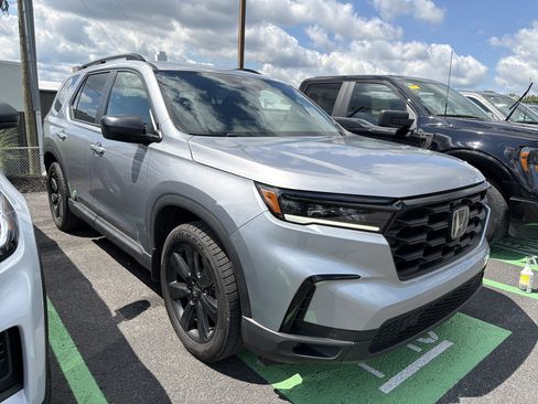 Used 2025 Honda Pilot Sport image 2