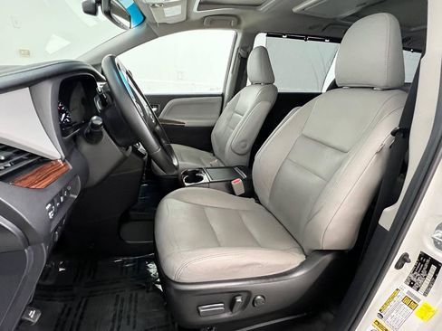 Used 2017 Toyota Sienna Limited Premium AWD/4WD image 8
