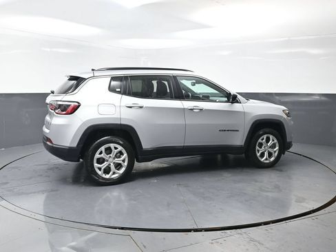 Used 2024 Jeep Compass Latitude AWD/4WD image 3