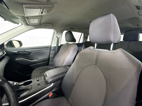 Used 2023 Toyota Highlander LE FWD image 3