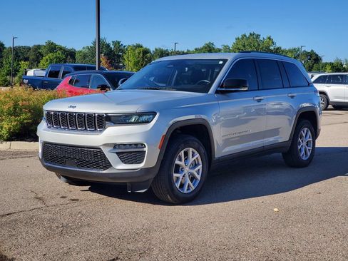 Used 2022 Jeep Grand Cherokee Limited AWD/4WD image 2