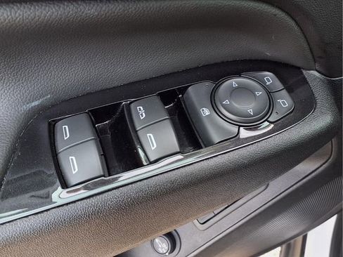 Used 2023 Chevrolet Equinox Premier image 18