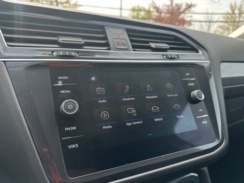 Used 2023 Volkswagen Tiguan SE AWD/4WD image 9