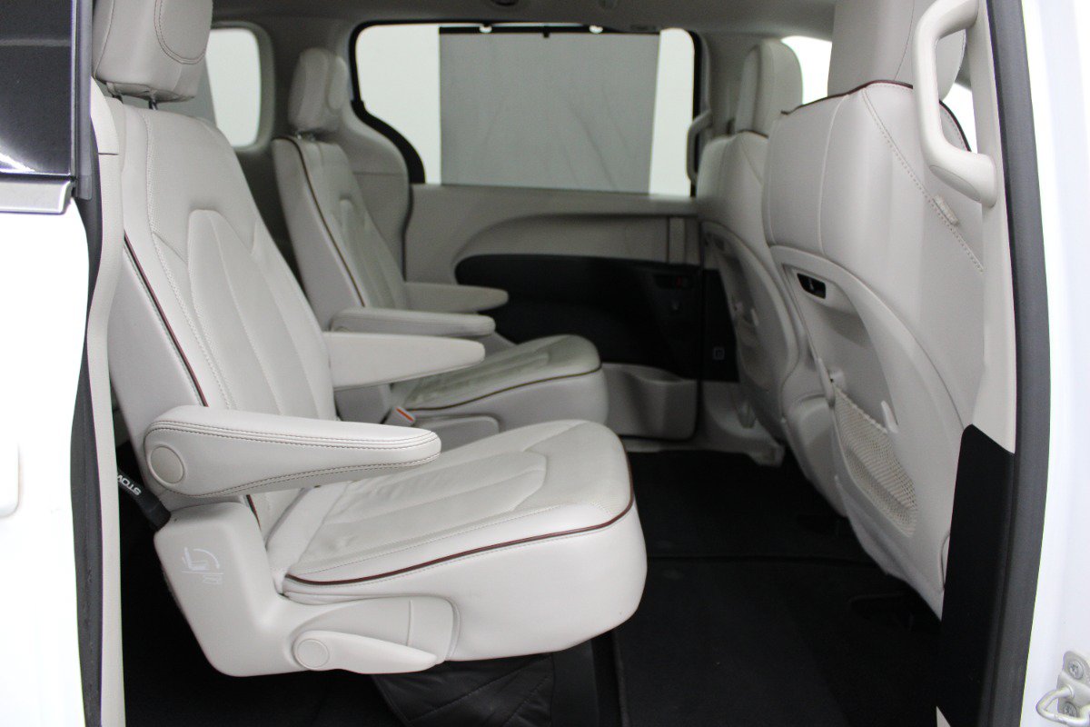 Used 2020 Chrysler Pacifica Limited FWD image 13