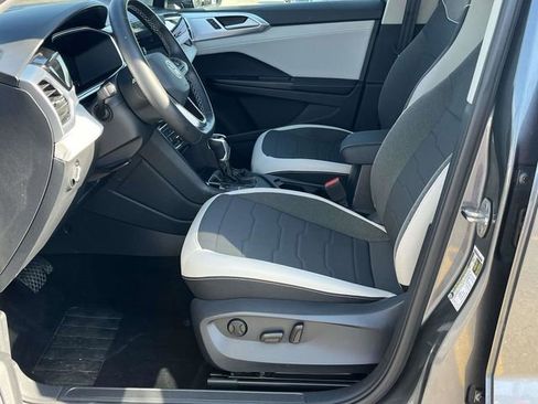 Used 2025 Volkswagen Taos SE image 13