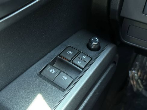 Used 2020 Toyota Tacoma SR5 w/ SR5 Appearance Package (SM) AWD/4WD image 22