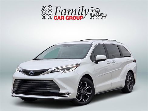 Used 2025 Toyota Sienna Platinum image 1