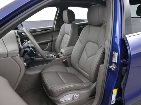 Certified 2026 Porsche Macan AWD/4WD image 5