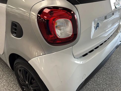 Used 2017 smart fortwo pure RWD image 32