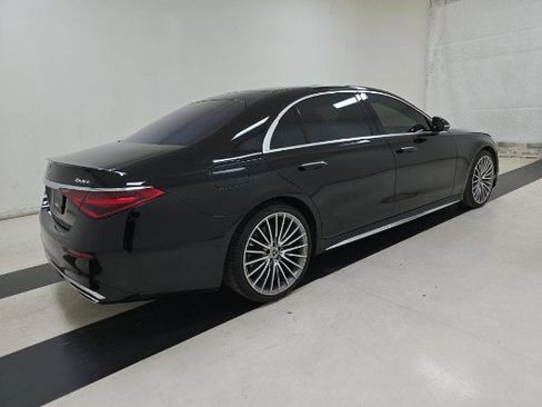 Used 2022 Mercedes-Benz S 500 4MATIC w/ AMG Line Package image 2