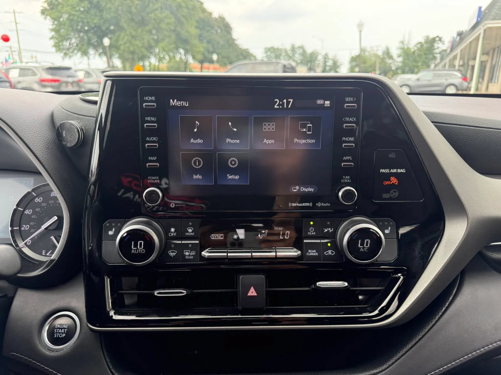 Used 2021 Toyota Highlander XLE AWD/4WD image 21