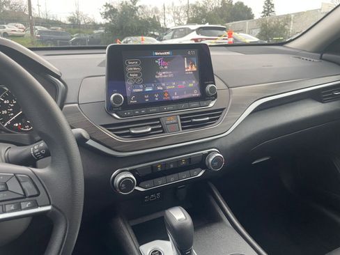 Used 2025 Nissan Altima 2.5 SV image 17